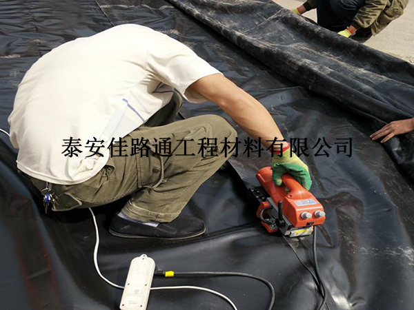 魚塘養(yǎng)殖防滲膜可減少飼料與土壤接觸污染 魚塘養(yǎng)殖防滲膜可減少飼料與土壤接觸污染