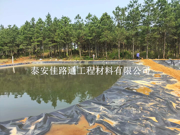 水產(chǎn)養(yǎng)殖防滲膜在施工中須注意哪些問題？