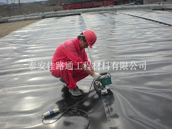 如何順利有效進行魚塘防滲膜的基層處理工作？