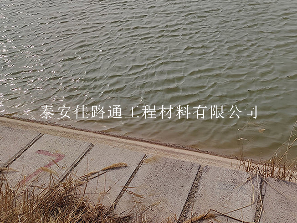水產(chǎn)養(yǎng)殖行業(yè)鋪設(shè)防滲土工膜有哪些注意事項(xiàng)？