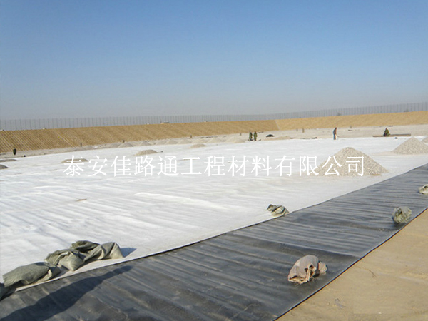 對(duì)HDPE復(fù)合土工膜的缺陷進(jìn)行修復(fù)，提升完整性