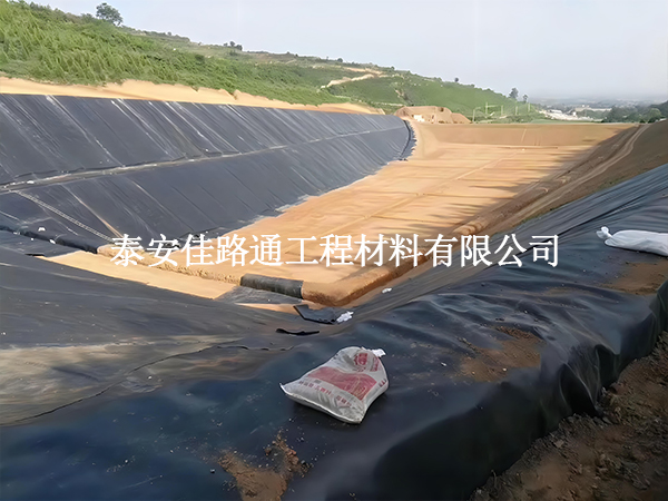 單糙面蓄水池防滲膜的鋪設(shè)施工有哪些注意事項(xiàng)？