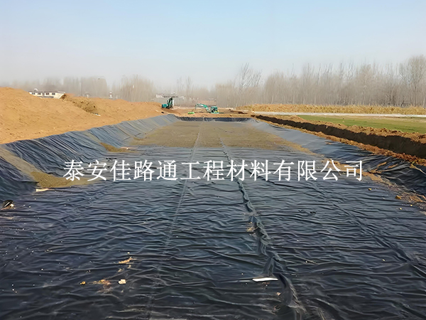 在土工材料市場上如何進行養(yǎng)殖防滲膜選購？