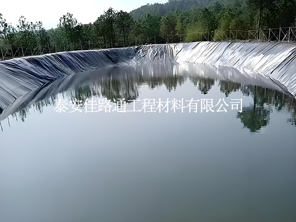 是怎樣的原因造成魚(yú)塘防滲膜的防滲效果下降？