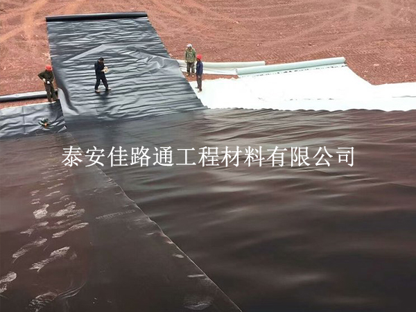 養(yǎng)殖防滲膜鋪設(shè)不平整？5 個(gè)實(shí)操技巧教你鋪出 “鏡面效果”