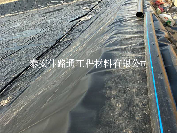 夏季鋪養(yǎng)殖防滲膜會(huì)“翻車”？掌握這4點(diǎn)施工穩(wěn)如泰山